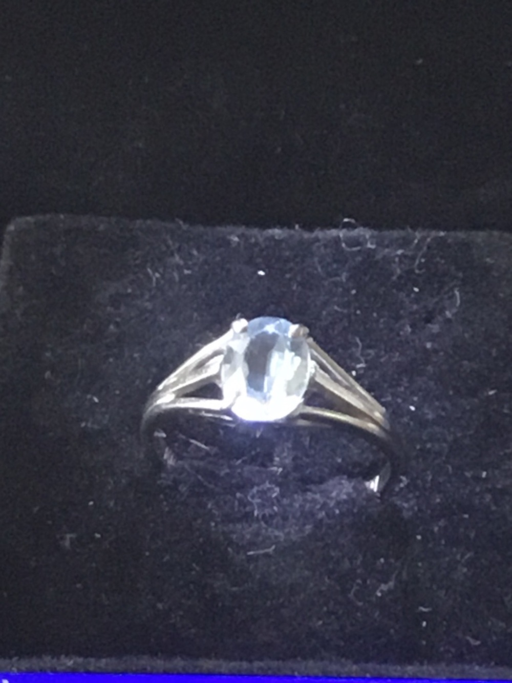 Kimberly 10k white gold==LIGHT blue Topaz ==size 6.25==1.7 grams=